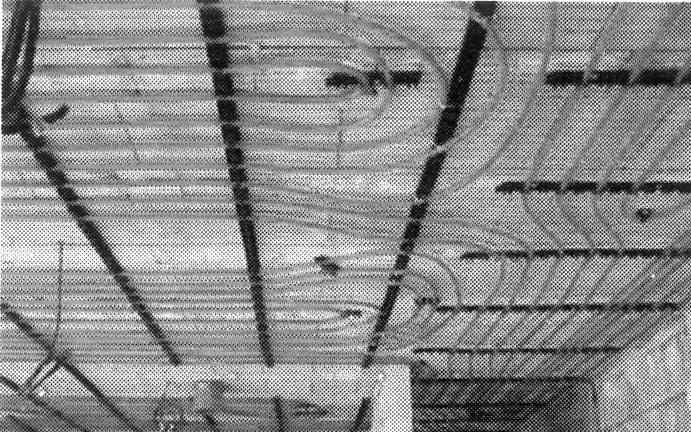 Obr. 78 Realizace mokrého způsobu stropního chlazení Kapilární rohože se umísťují přímo na stropní desku (obr. 79) nebo na sádrokarton.
