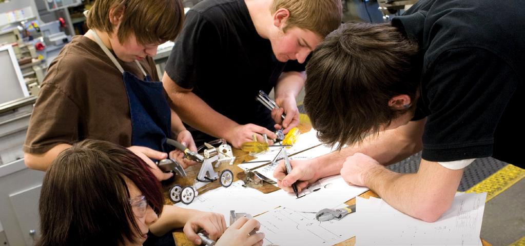 SOLIDWORKS EDUCATION Tento rozsáhlý vzdělávací nástroj na rozvoj dovedností v oblasti CAD a strojírenských systémů zahrnuje 3D software a extenzivní kurikulum se cvičeními a interaktivním výukovým