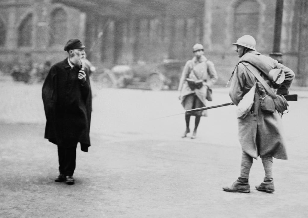 Francouzská vojska obsazují v roce 1923 ve snaze donutit Německo splácet válečné reparace průmyslovou oblast Porúří Hitler od začátku své politické kariéry proklamoval, že chce ponížení Německa, k