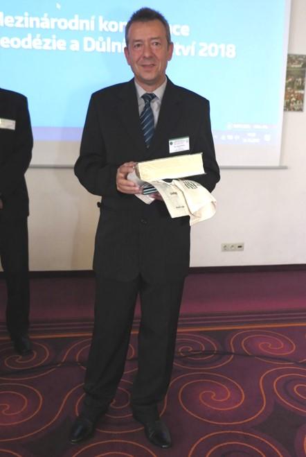 BULLETIN SDMG Strana 7 Většina pedagogů i většina studentů odpověděla na oba dotazy za a) tedy ANO. Zajímavé je, že v těchto otázkách jsou poměrně rozdílné odpovědi u mužů a žen.