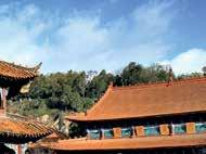 Najdete zde tradičních turistické cíle - starobylé město Lijiang se svou původní architekturou kamenný les v Shilinu nebo jeden z nejhlubších