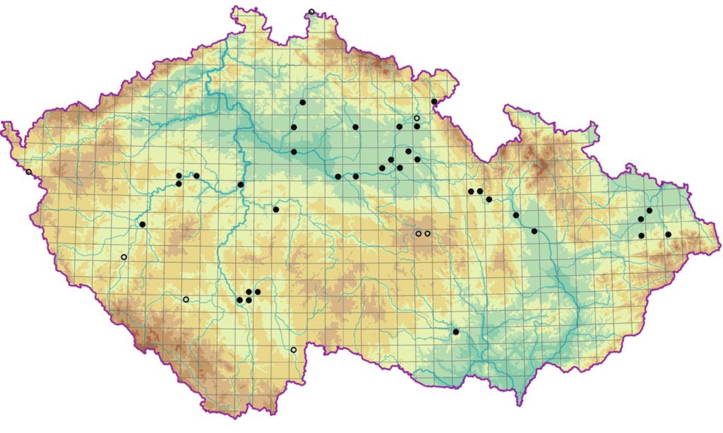 Salicion triandrae mus caninus a Stellaria nemorum. V porostech se obvykle vyskytuje 15 25 druhů cévnatých rostlin na plochách o velikosti 50 200 m 2.