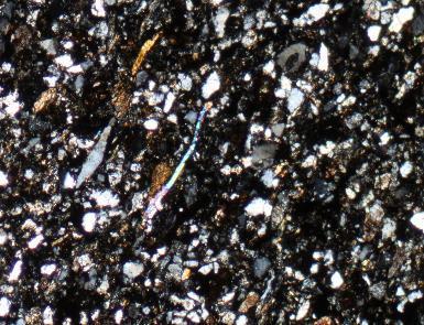 A B 500µm 500µm Obr. 6.8. A) Černá droba; X nikoly, V-904. B) Černá droba; II nikoly, V-904. Zelenošedé droby makroskopicky jemně až velmi jemně zrnité místy i drobně zrnité.