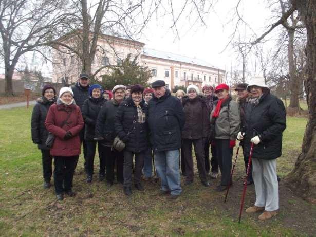 Čakovický zámek po venkovní rekonstrukci a my po pětikilometrovém turistickém kolečku. Anglický zámecký park.