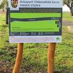 Třeboradické korzo a jeho Finská stezka. Některé sportovní vychytávky ti odvážnější vyzkoušeli.