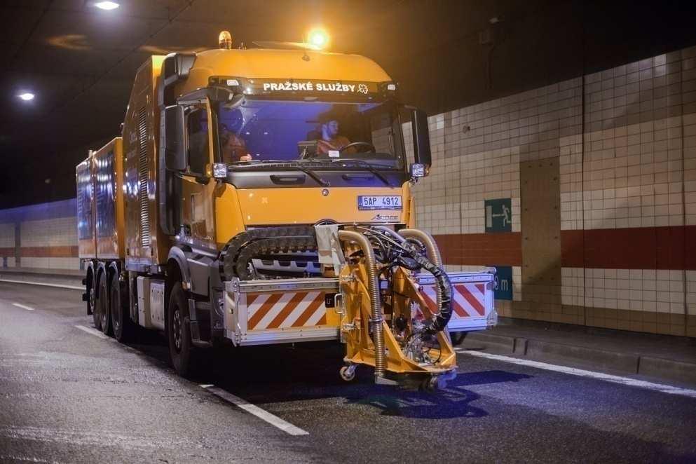 pomocí rotujícího disku osazeného tryskami odvede svoji práci. Voda je pak vysávána zpět do prostor na použitou vodu v zásobníku. Pracovní cyklus je uzavřený.