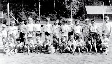 19 M. Koskuba, V. Fiedlerová, H. Chvátilová, I. Kalousková, později přišel J. Provazník z Chocně), ale výrazně začala stoupat i výkonnost žactva. V. r. 1978 vyhráli žáci pod vedením Z.