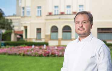 zpravodajství 3 17040510389 REKLAMU TAJNĚ PROPAŠOVALI lze se tedy divit, že některým z rodičů se forma propagace obchodního centra v Olomouci na stránkách žákovských knížek vůbec nelíbí.