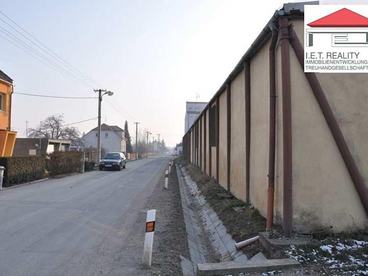 3. Celkový popis nemovitosti (dle dat uvedených v inzerci) Slovní popis Prodej pozemku u Přerova o výměře 23.017 m2 určeného dle územního plánu ke komerčnímu využití.
