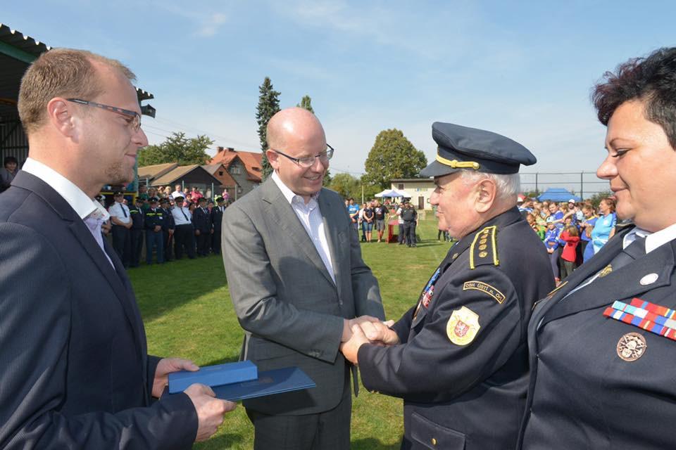 VÝKONNÝ VÝBOR OSH Medaile hejtmana Pardubického kraje pro čestného starostu OSH Emila Duška V sobotu 1.