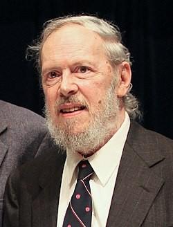 Zrození jazyka C Céčko navrhl Dennis Ritchie, tvůrce operačního