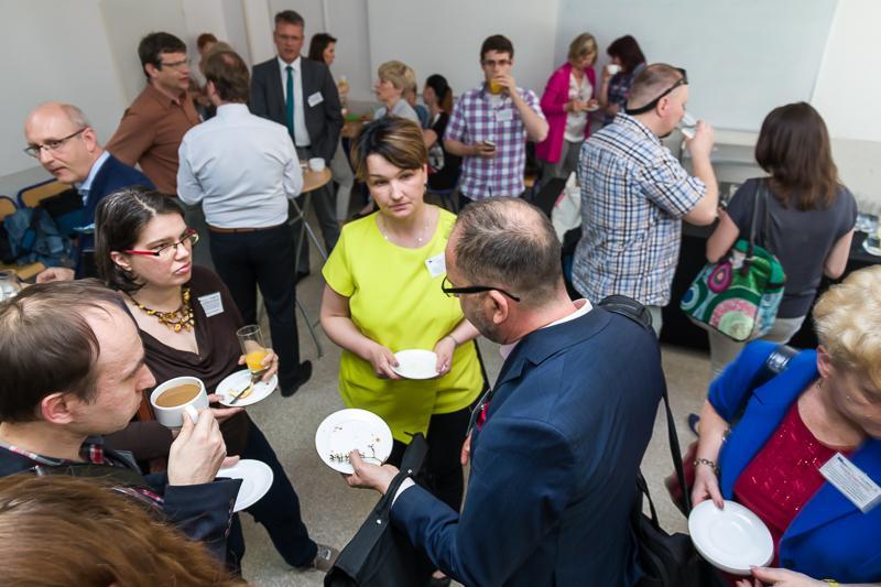 Obsah konferenčních sdělení i její samotný průběh byl simultánně překládán z anglického jazyka do polského jazyka a naopak.