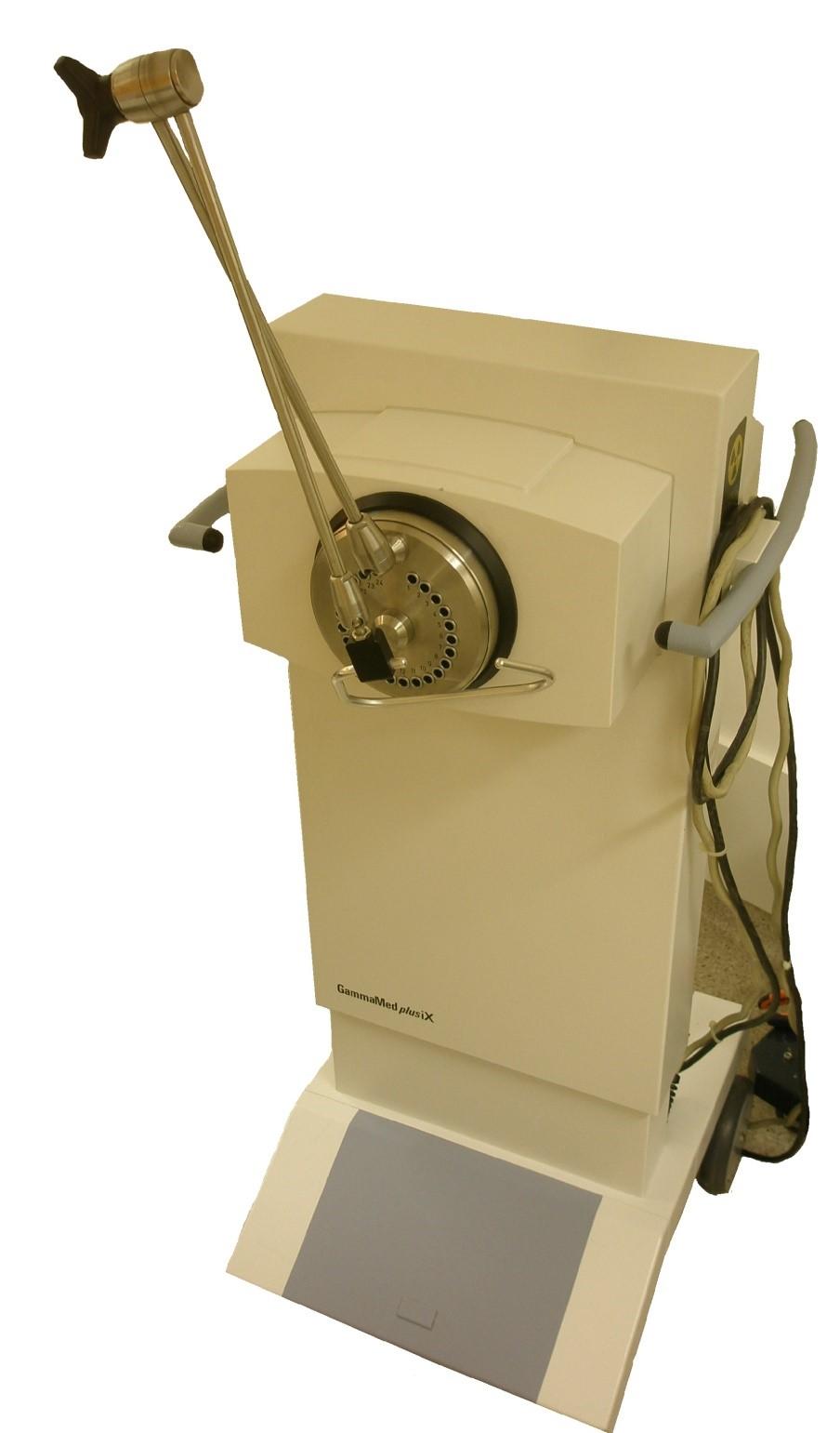 Obrázek 5 Automatický afterloadingový brachyterapeutický přístroj GammaMed ve fakultní nemocnici v Hradci Králové.