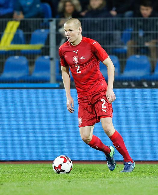 Je v Polsku už také zavedený videorozhodčí? Funguje v každém kole při všech utkáních, to mi připadá spravedlivé. Někdy nám ve sporných situacích jeho verdikt pomohl, jindy naopak soupeři.