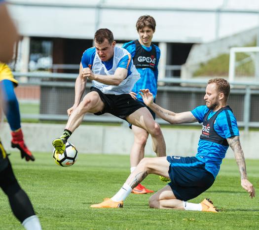 38 AKTUÁLNĚ AKTUÁLNĚ 39 Krčmář to umí i s míčem! Foto: David Lejček Foto: David Lejček REPREZENTANTA V BIATLONU SI VZAL V ŠATNĚ POD PATRONÁT SPARŤANSKÝ KAPITÁN DAVID LAFATA.