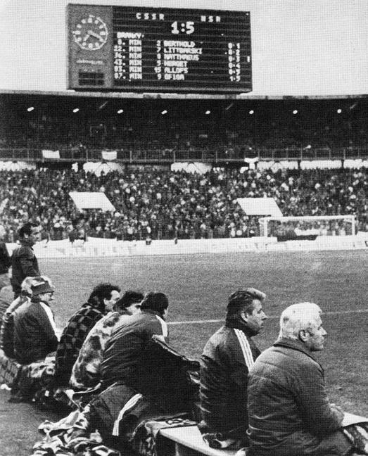 46 SERIÁL SERIÁL 47 Usadil jsem se zrovna včas v osmé minutě dal Berthold první gól. Další šly v pravidelném rytmu: Littbarski ve dvaadvacáté minutě, Matthäus v šestatřicáté a Herget ve třiačtyřicáté.