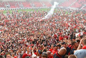 62 FORTUNA LIGA www.ceskesvycarsko.cz FORTUNA LIGA # MUŽSTVO Z V R P GÓLY B SKUPINA O TITUL 1. Trnava 30 20 4 6 41:20 64 2. Dun. Streda 30 15 9 6 42:31 54 3. Slovan Brat. 30 15 8 7 54:35 53 4.