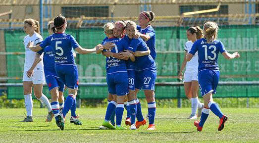 74 FOTBAL - ŽENY FOTBAL - ŽENY 75 Slavia vyhrála na Slovácku FOTBALISTKY SLAVIE SE TAKTO NA HŘIŠTI SLOVÁCKA RADOVALY ŠESTKRÁT. SLÁVISTKA BARTOŇOVÁ (VPRAVO) PŘISPĚLA K VÝHŘE SLAVIE JEDNÍM GÓLEM.
