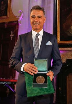 A v této oblasti se doslova našel a stal se jedním z nejznámějších odborníků na ženský fotbal nejen doma, ale i v Evropě.