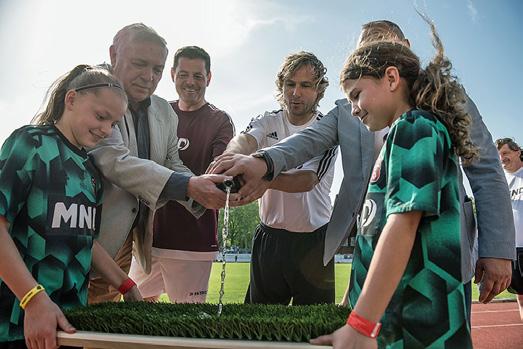 VEDLE PAVLA NEDVĚDA. MODEL PŘINESLY MLADÉ FOTBALISTKY KLUBU FK HODONÍN.