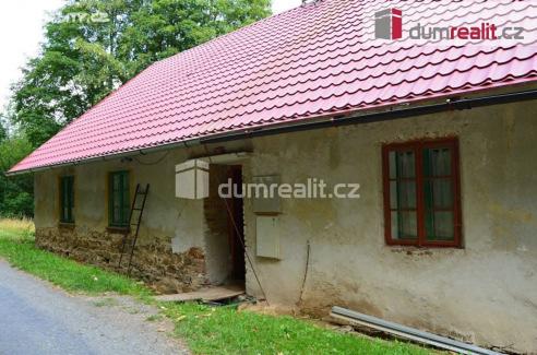V domě byla započata kompletní rekonstrukce cca 1/2 domu je po rekonstrukci - okna, elektro, topení (krbová kamna + výměník), nová střecha - plechová krytina.