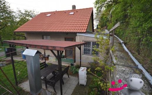 V roce 2010 provedena výměna střešních latí, nová parotěsná folie a krytina KM Beta. V podkroví nové podbití. Okna dřevěná špaletová zdvojená.