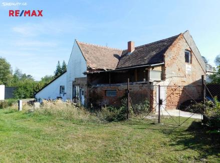 Elektřina: 230V, 400V Popis: Některá okna vyměněna za plastová, dům vyžaduje celkovou rekonstrukci, včetně zavedení nové