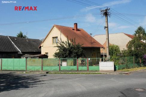 8) Rodinný dům Nabídková cena: 890 000 Kč Lokalita: ulice Spojovací, Uhlířské Janovice Stavba: Cihlová Poloha domu: Samostatný Podlaží: 1 Plocha zastavěná: 63 m2 Užitná plocha: 55 m2 Plocha pozemku: