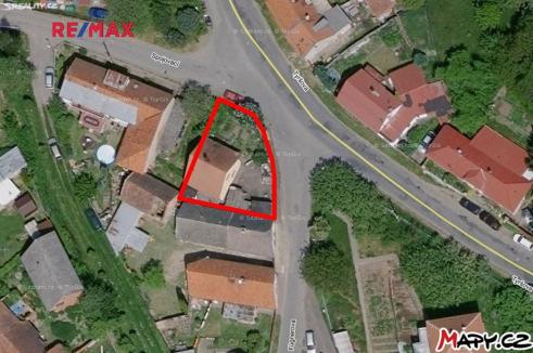 Střecha je sedlová s krytinou z pálených tašek. Dům není podsklepen. Obytná část 2+1 v přízemní: malá kuchyň, vstupní chodba a koupelna se záchodem. Vstup na půdu je samostatný z exteriéru.