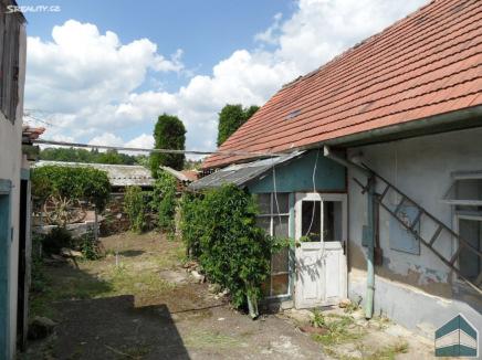 vstupní veranda a chodba. Dům je částečně podsklepený. Vytápění lokální, krbová kamna a el. přímotopy. Inž.