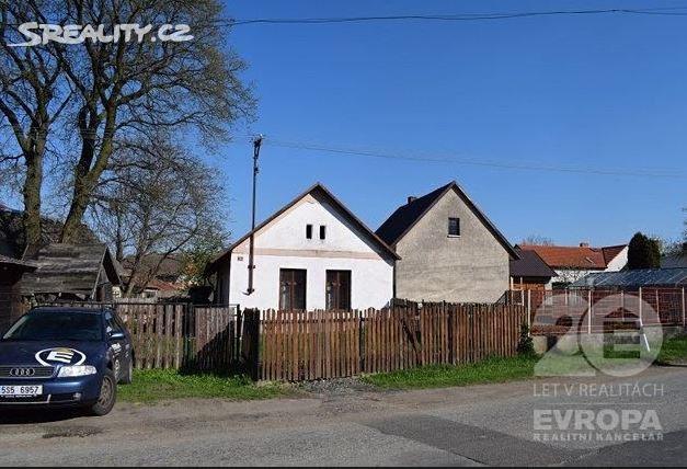 rekonstrukce. Stavba je na rovinatém pozemku, vrtaná studna, nově obecní vodovod a nová plastová jímka 8,5 m3. Přes ulici vede plyn, na který je možnost připojení.
