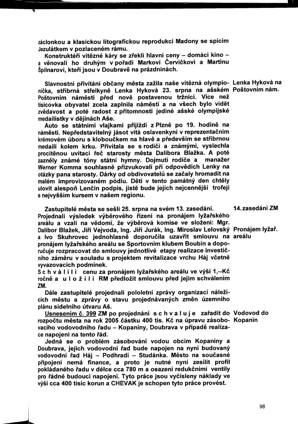 záclonkou a klasickou lltografickou reprodukcí Madony se spícím Jezulátkem v pozlaceném rámu.