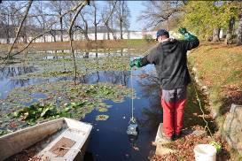 stanovení chlorofylu, feopigmentů a rámcový rozbor složení biosestonu (fytoplankton, zooplankton). Obr. 1 Měření základních fyz.-chem. vlastností vody Obr.