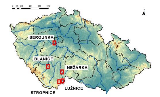 Krajinné inženýrství 2017 pozorované povodňové události. K nevýhodám lze zařadit pracnější sestavování modelu, nebo zahrnutí příčných objektů na toku.