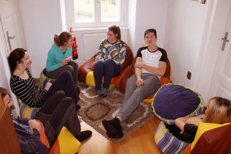 Jana o evangelizaci a zakončili den modlitbou za různé země ve světě. V sobotu ráno, po dobré snídani, jsme se trochu rozhýbali při hře na slepou bábu.