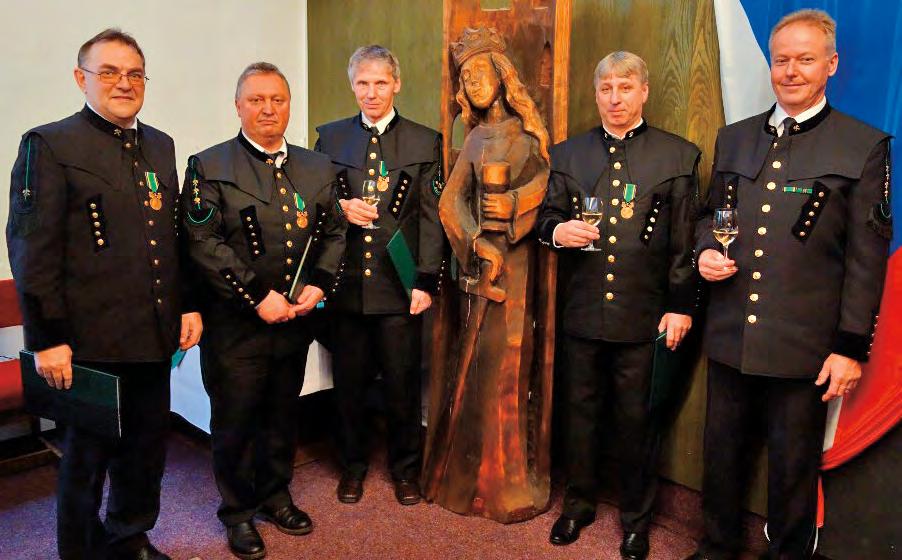 2 Z OKD číslo 2 ročník 49 Nejvyšší vyznamenání k havířskému jubileu KARVINÁ Třicet let po získání inženýrského titulu v oboru hlubinného dobývání ložisek a nástupu na šachtu se stává Marek Přibyla