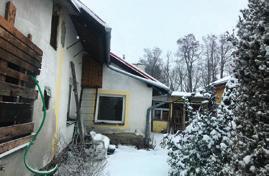 Jedná se o empírový zámek s krásným zámeckým parkem, vedlejšími budovami tvrze a