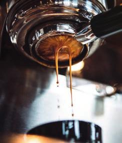 ZÁKLADNÍ DRUHY PŘÍPRAVY KÁVY Káva FRENCH PRESS Skleněnou nádobu french pressu zasypeme zhruba do jedné čtvrtiny velmi hrubě mletou kávou.
