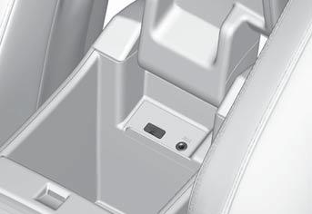 06 Informační systém Externí audiozdroj přes vstup AUX/USB* Všeobecné informace Je-li vůz vybaven klávesnici na volantu* nebo dálkovým ovladačem*, lze často použít místo tlačítek na středové konzole
