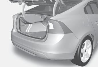 07 Během jízdy Nakládání 12 V elektrická zásuvka* Kompresor a sada k dočasné opravě defektu testovala a schválila společnost Volvo.