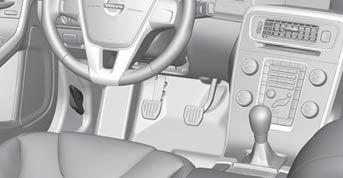 09 Údržba a servis 09 Motorový prostor Všeobecné informace Servisní program Volvo Aby byla zabezpečena vysoká úroveň bezpečnosti a spolehlivosti vozu, musíte dodržovat servisní program Volvo, uvedený