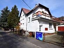 STATIKUM s. r.o. 3616-351-2018 dlažba. Vytápění domu je řešeno ústředně, plynovým kotlem. Dům je částečně podsklepen, sklepní prostor slouží k uskladnění a je zde i sklepní dílna.