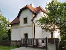 NABÍDKOVÁ CENA: 3 690 000 Kč 3) Okrouhlá, okres Česká Lípa, užitná plocha 175 m 2, celková výměra pozemku 1585 m 2 Rodinný dům s velkou zahradou na okraji obce Okrouhlá (u Nového Boru).