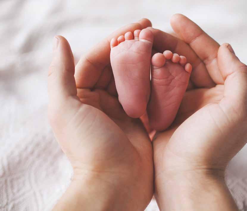např. ma ma ma, ba ba ba A možná dokonce bude umět: nechat se za ruce vytáhnout ze sedu do stoje dostat se z polohy na bříšku do sedu reagovat na své jméno bouchat kostkami o sebe prohlížet si nohy a