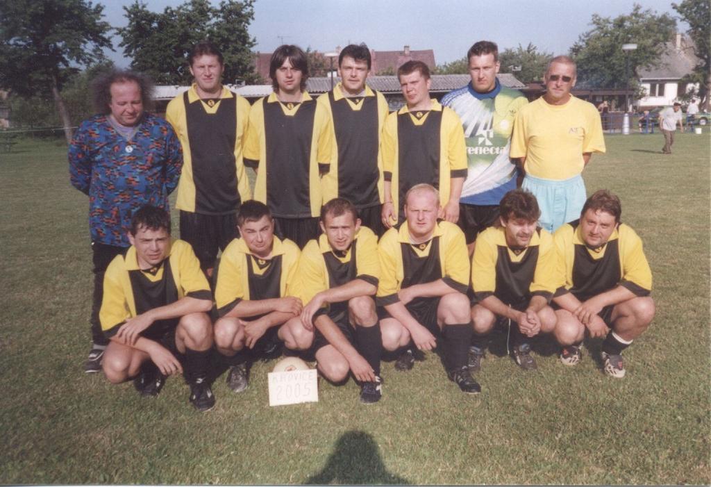 18 Rok 2004-2005 Stojí: Šenkýř Miloš, Vacek Milan, Černý Jan, Tobiáš Zdenek, Šanovec Jaroslav, Děkan Martin, Köhler Petr Sedí: Svoboda Michal, Dyntar Robert, Rössler Lukáš, Bartoš Petr, Chaloupka