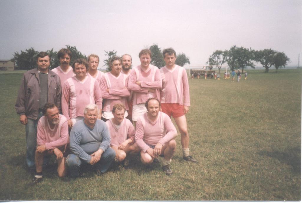 30 Fotbalové turnaje v Křovicích od roku 1997. Každý rok pořádá fotbalový oddíl turnaj v kopané, aby si vydělal na činnost oddílu. 28. 6. 1997 za účasti Křovic, Domašína, Dobrušky B a Opočna.