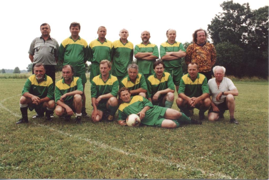 34 Stojí: Astr Jaroslav, Šanovec Jaroslav st.
