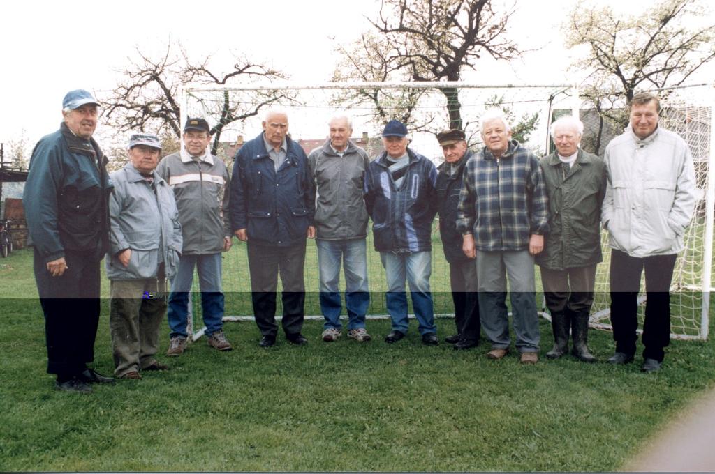 37 Foto u příležitosti 40 let od založení fotbalu v Křovicích Rašek Václav, Burian Václav, Kupka Jan, Svoboda Jaroslav, Dušánek Josef, Uhlíř Václav,