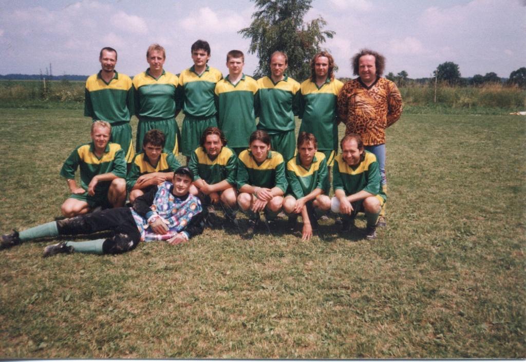 7 Rok 1998-1999 Zleva stojí: Zvěřina Jan,Moravec Petr,Tobiáš Zdenek,Šanovec Jaroslav, Dvořák Josef, Gregor Pavel, Šenkýř Miloš Sedí: Voňka Stanislav,Svoboda Michal,Zilvar Petr,Černý Jan,Dvořák