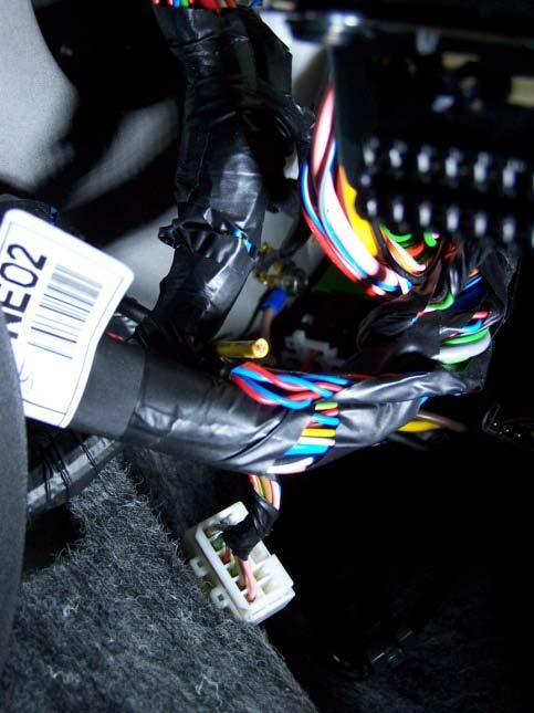 3. GND vodič (černý vodič) připojte na originální kostřící bod pod přístrojovou deskou na straně